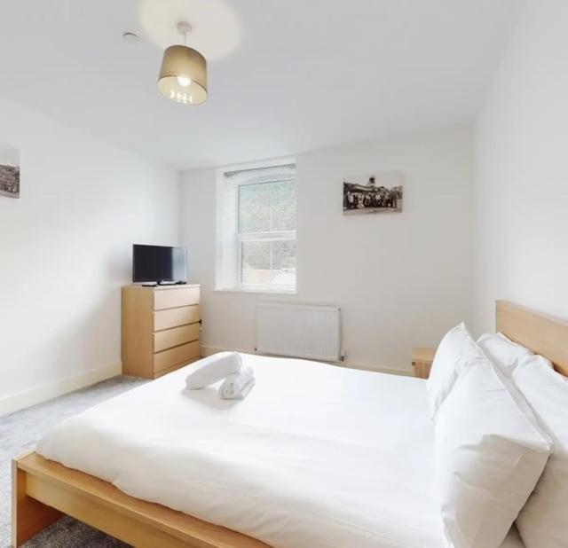 Spacious Two Bedroom Apartment With Valley Views Abertillery Exterior photo
